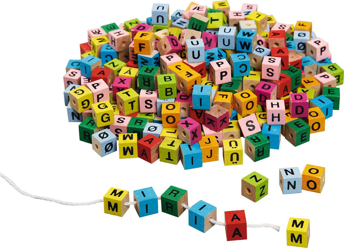 Bunte Buchstabenwürfel aus Holz zum Auffädeln