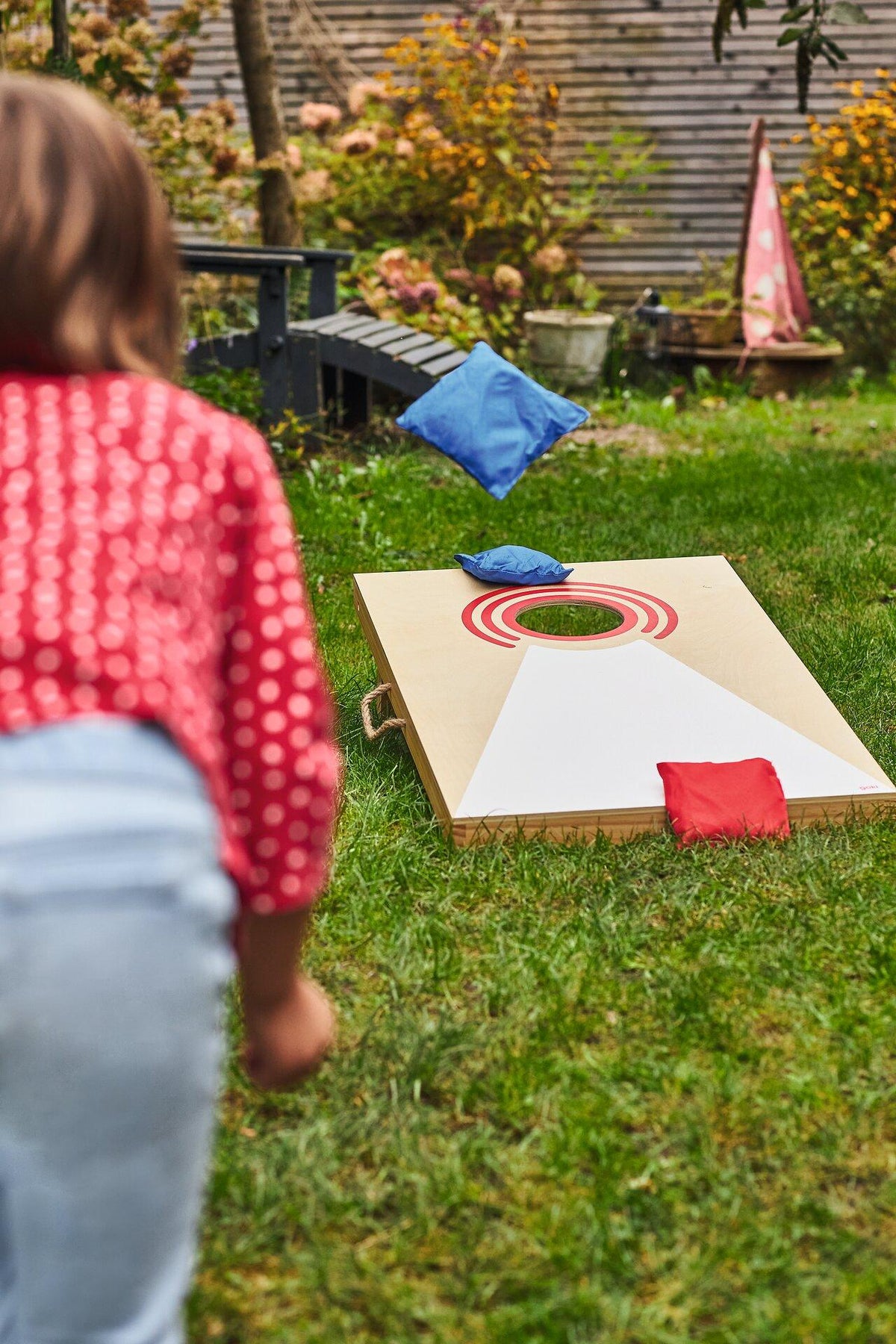 Cornhole Wurfspiel aus Holz mit acht Wurfsäckchen – Seitenansicht