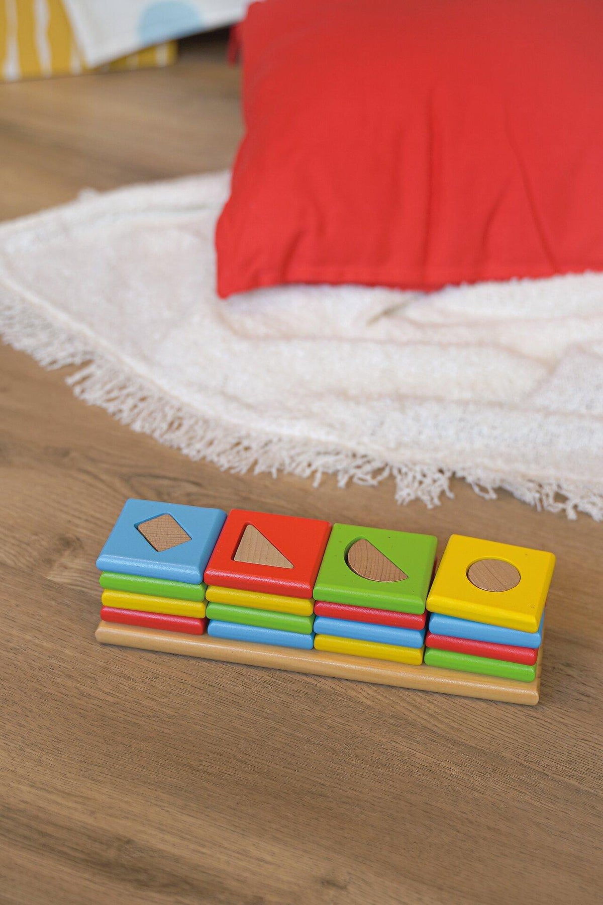 Die 4 Türme Sortierspiel mit Formen und Farben aus Holz – Ansicht