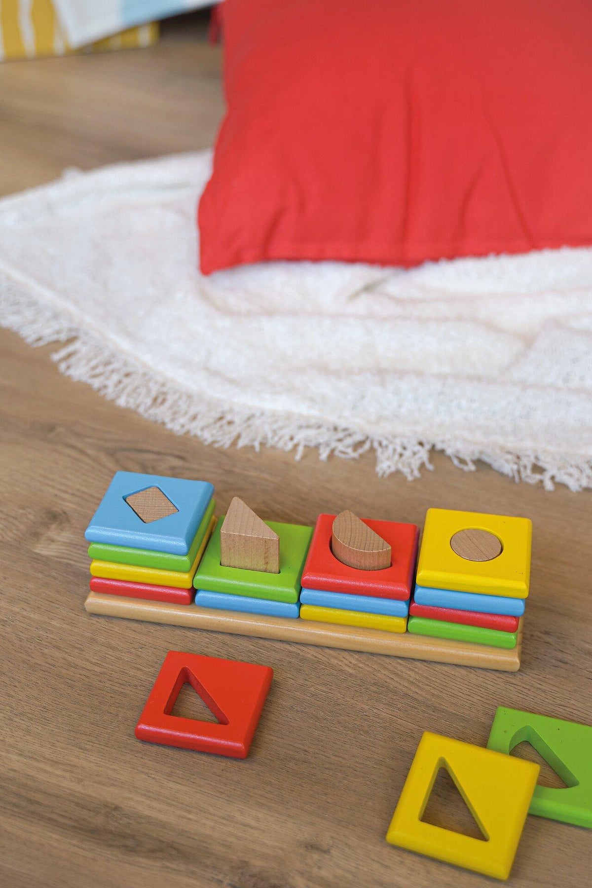 Die 4 Türme Sortierspiel mit Formen und Farben aus Holz – weitere Ansicht