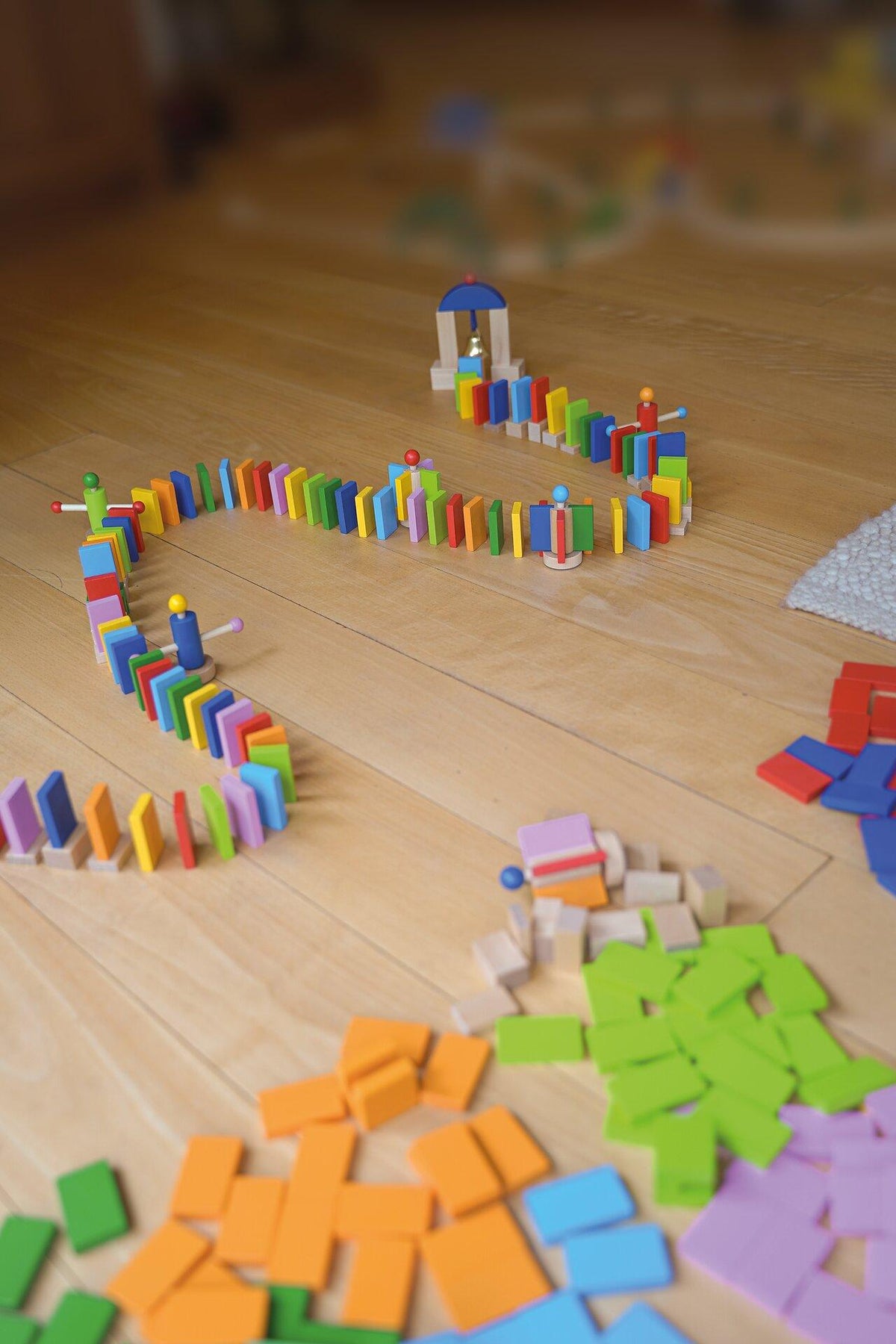 Domino Rallye mit 200 Steinen und Glocke von goki – weitere Ansicht