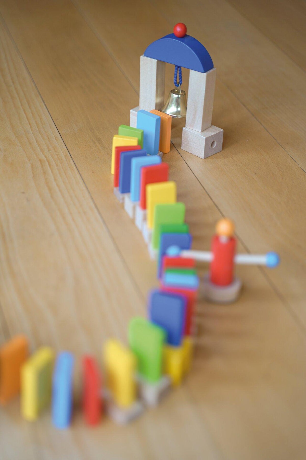 Domino Rallye mit 200 Steinen und Glocke von goki – weitere Ansicht