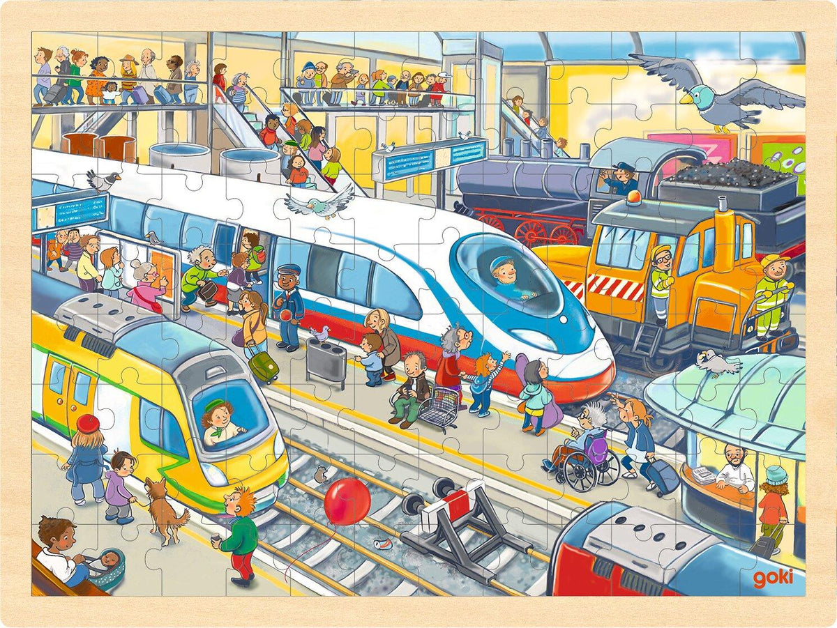 Einlegepuzzle Bahnhof mit Zügen und Reisenden von goki – Ansicht