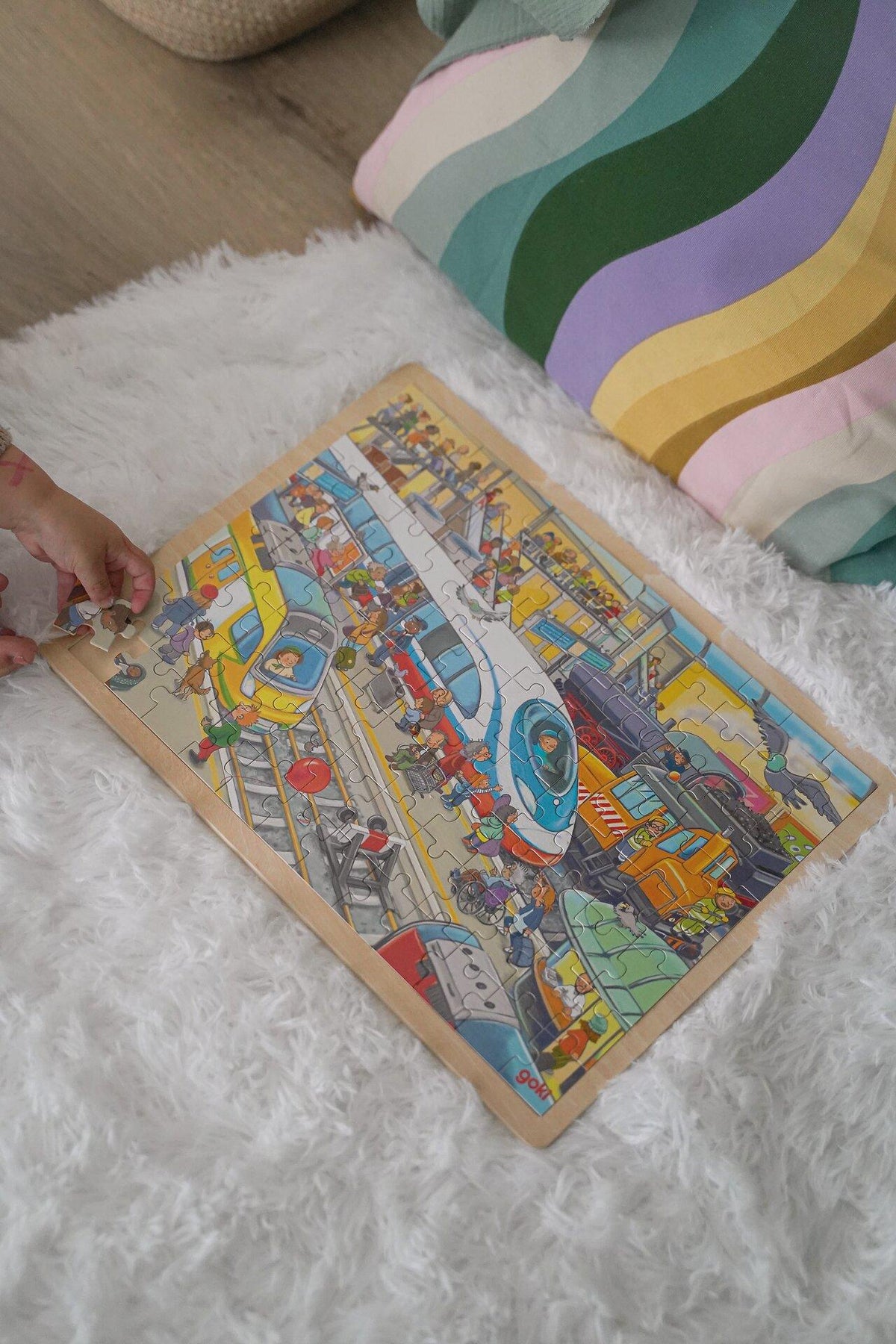 Einlegepuzzle Bahnhof mit Zügen und Reisenden von goki – Nahaufnahme