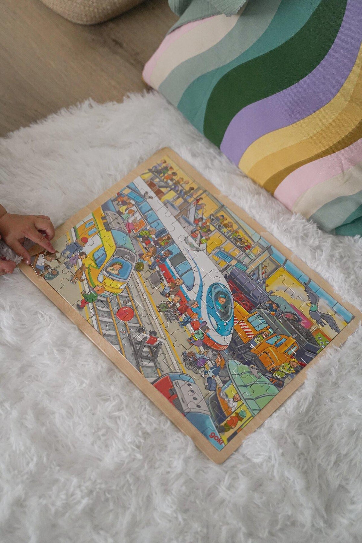 Einlegepuzzle Bahnhof mit Zügen und Reisenden von goki – Gesamtansicht