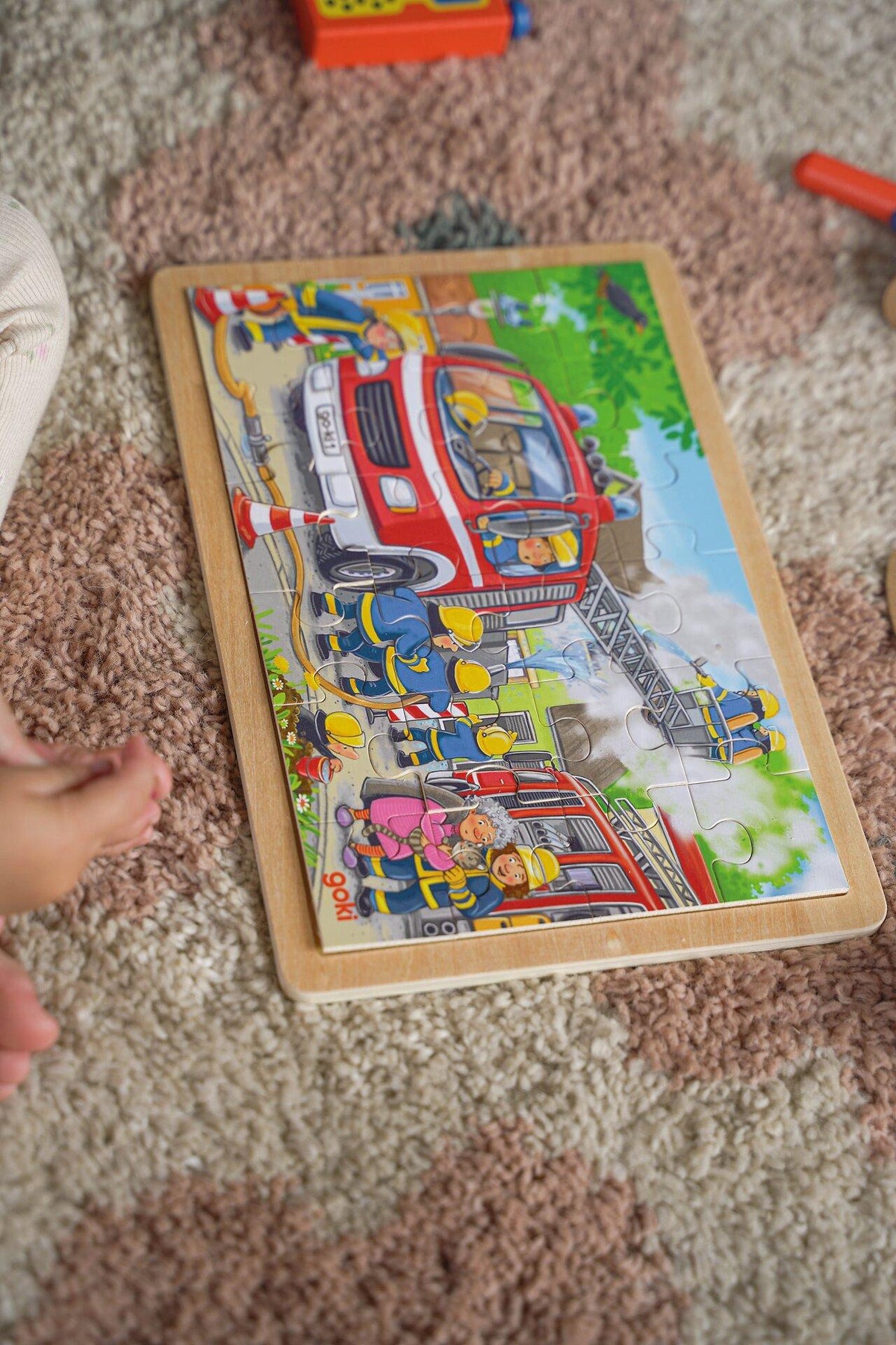 Einlegepuzzle Feuerwehreinsatz mit Löschfahrzeug von goki – Ansicht