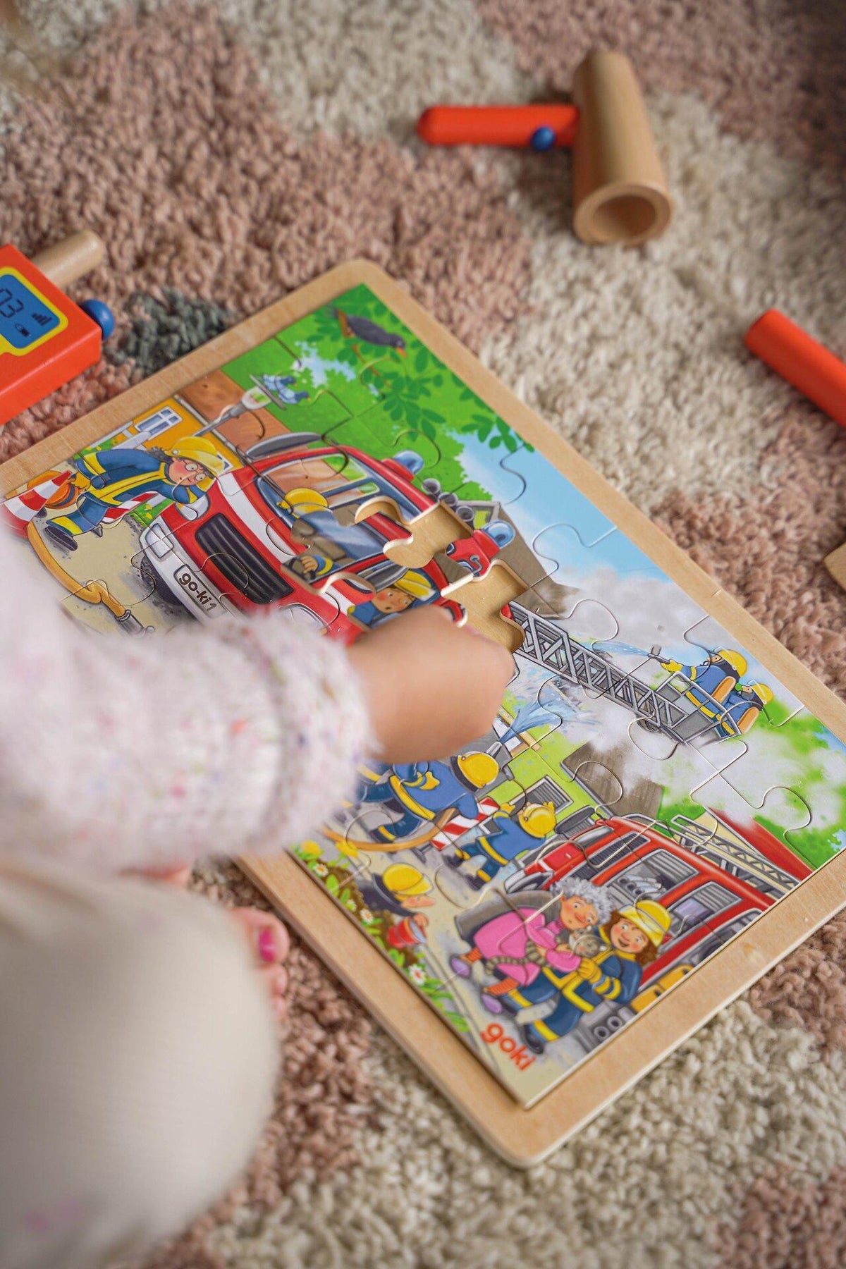 Einlegepuzzle Feuerwehreinsatz mit Löschfahrzeug von goki – weitere Ansicht