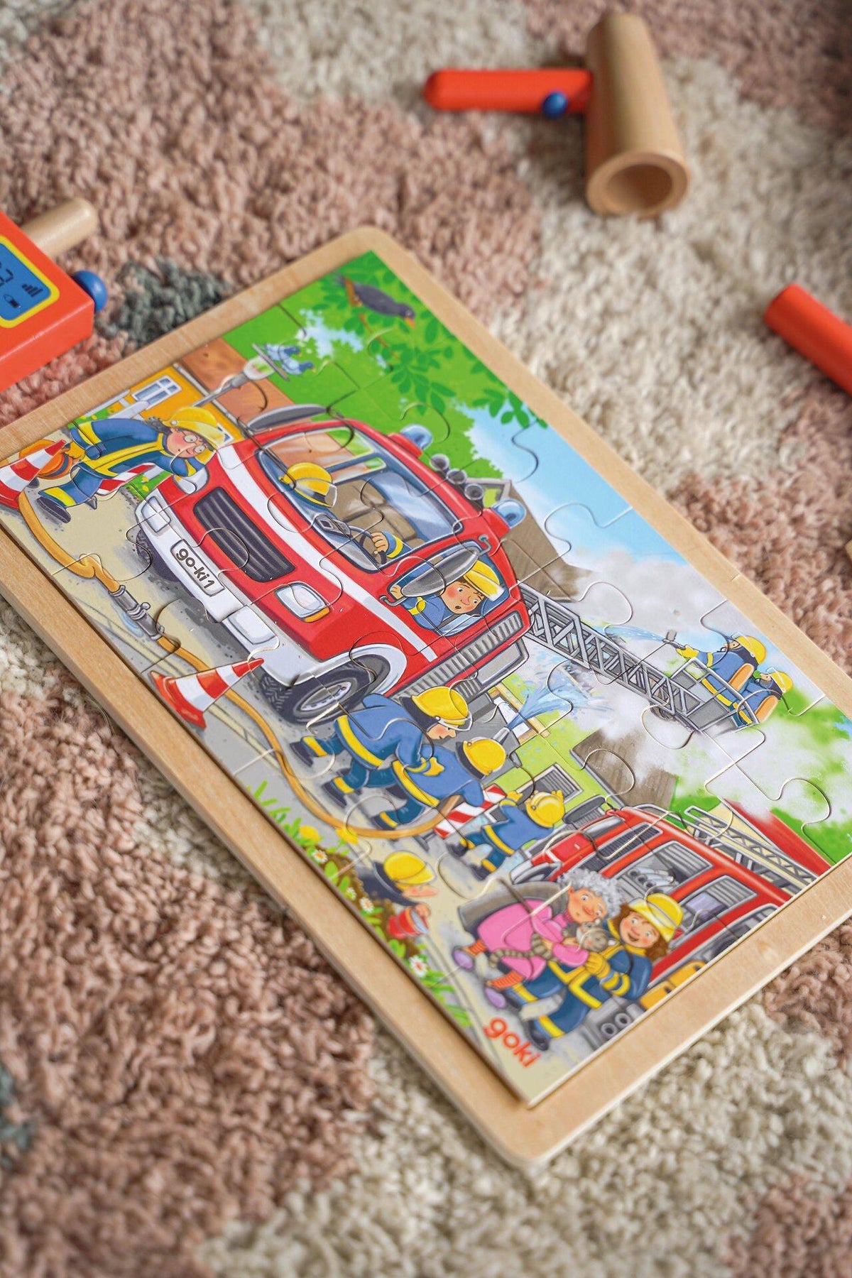 Einlegepuzzle Feuerwehreinsatz mit Löschfahrzeug von goki – Gesamtansicht