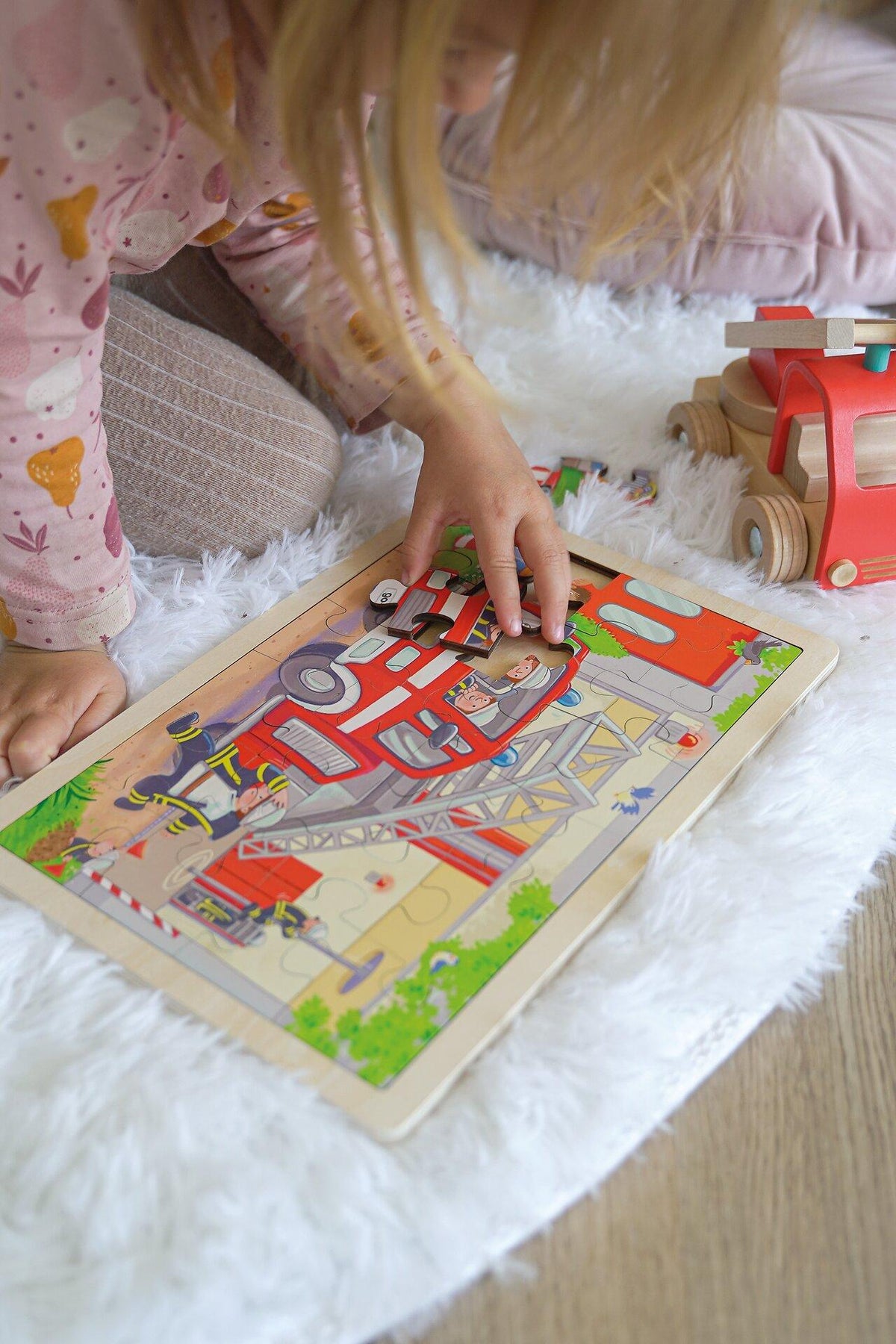 Einlegepuzzle Hubschrauber am Landeplatz von goki – Detail