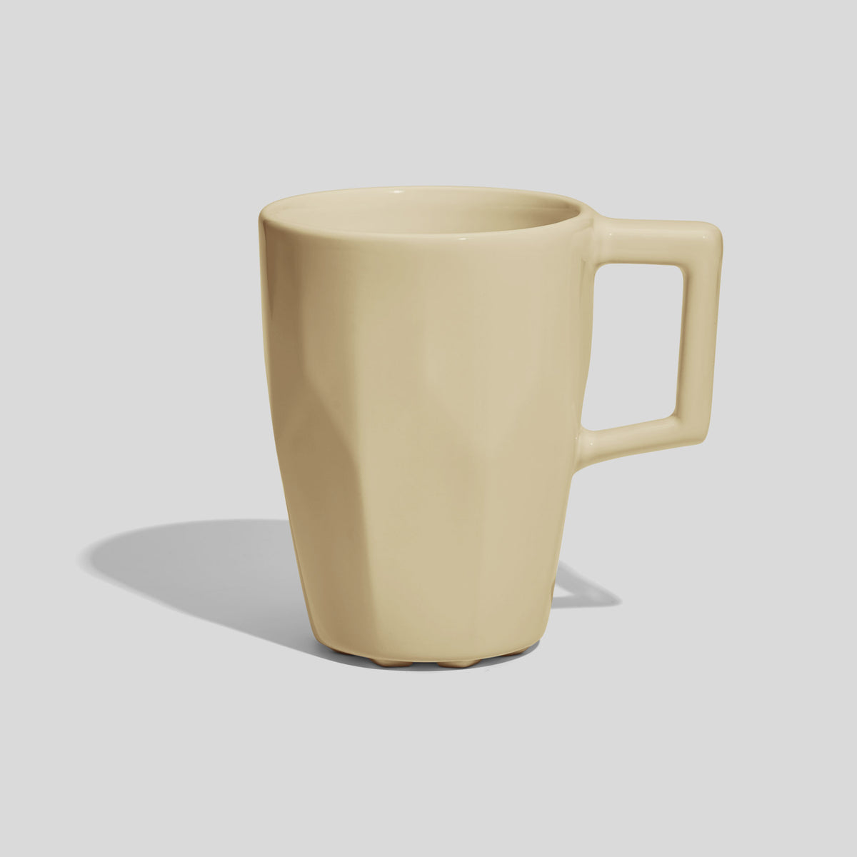 Facettierte Keramiktasse 320 ml mit Rechteckgriff – Beige