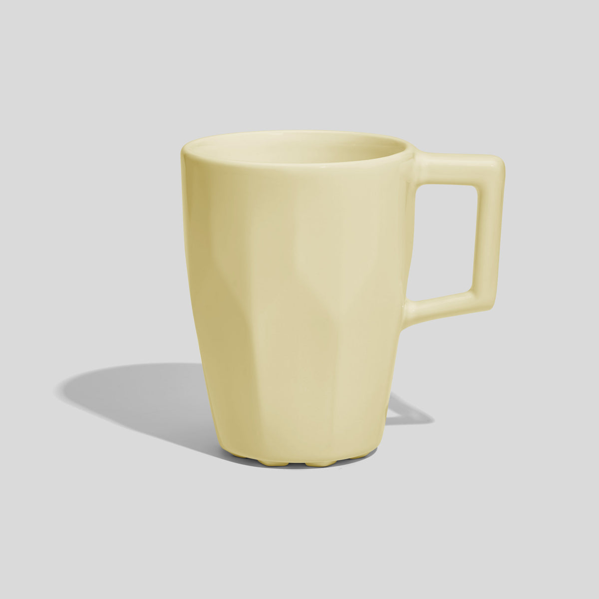 Facettierte Keramiktasse 320 ml mit Rechteckgriff – Ecru