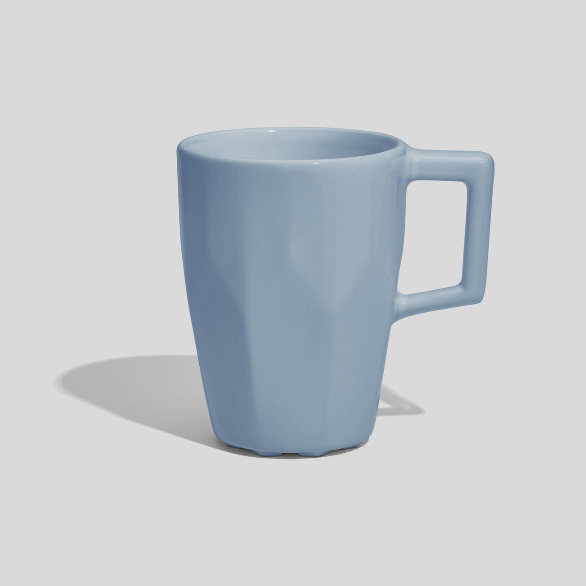 Facettierte Keramiktasse 320 ml mit Rechteckgriff – Hellblau