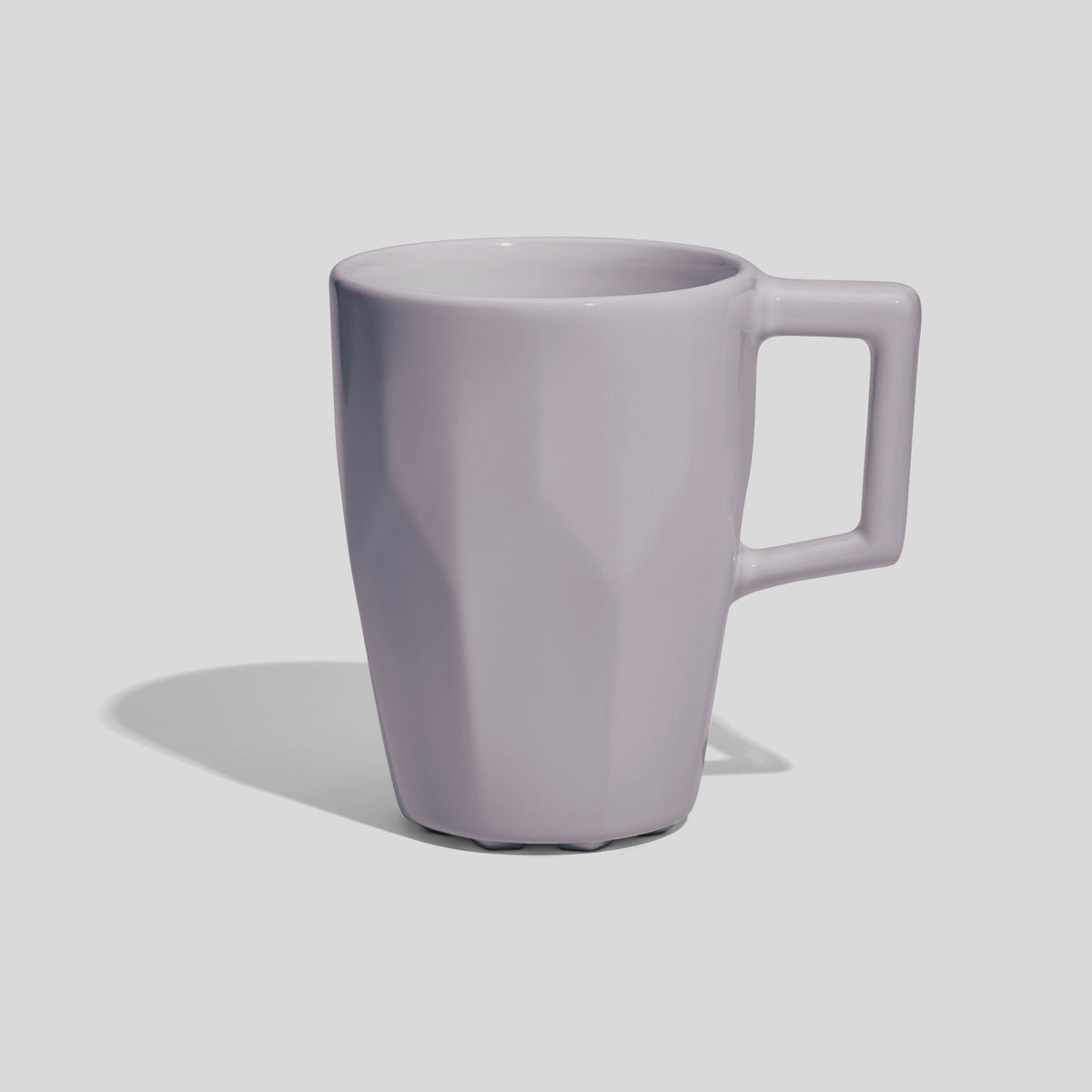 Facettierte Keramiktasse 320 ml mit Rechteckgriff – Hellgrau