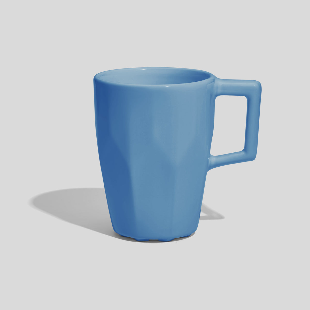 Facettierte Keramiktasse 320 ml mit Rechteckgriff – Himmelblau