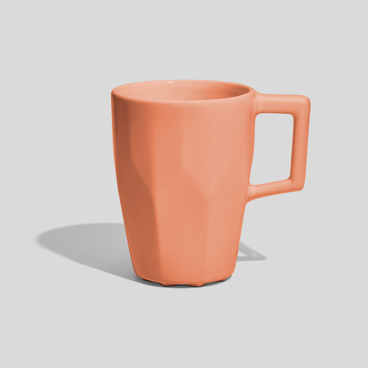 Facettierte Keramiktasse 320 ml mit Rechteckgriff – Lachs