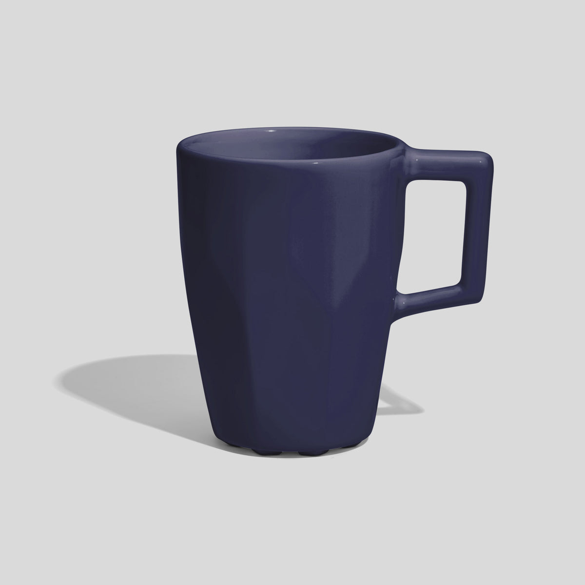 Facettierte Keramiktasse 320 ml mit Rechteckgriff – Marineblau
