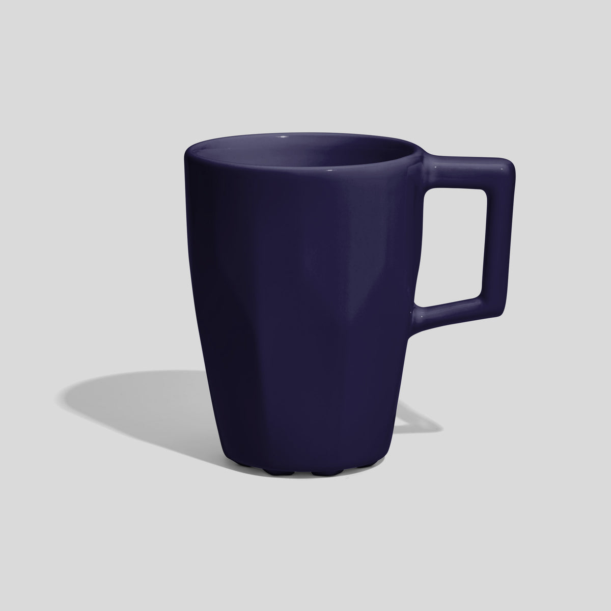 Facettierte Keramiktasse 320 ml mit Rechteckgriff – Nachtblau