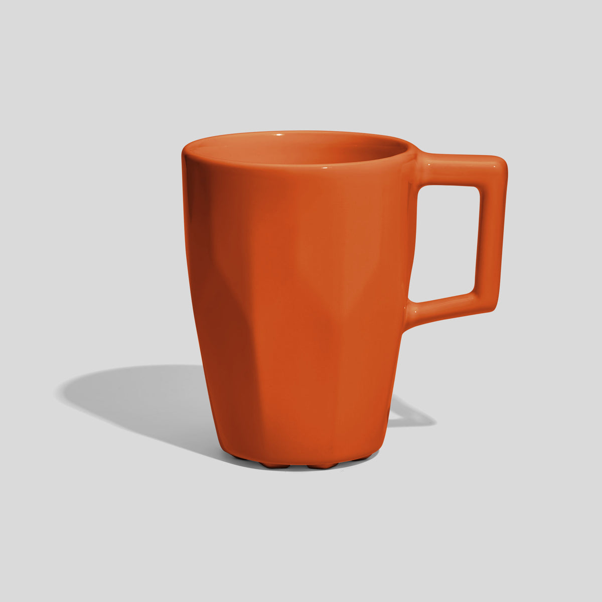 Facettierte Keramiktasse 320 ml mit Rechteckgriff – Orange