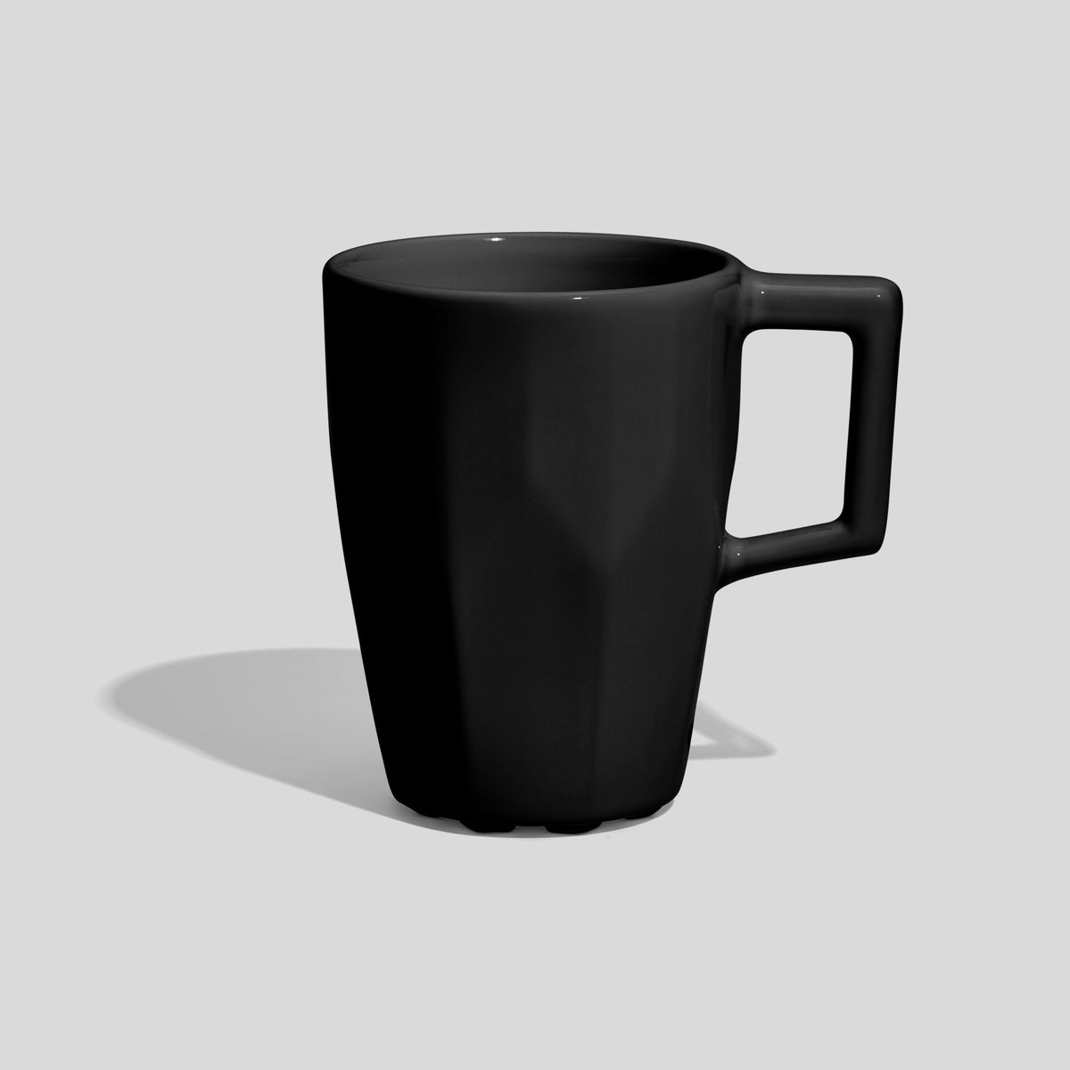 Facettierte Keramiktasse 320 ml mit Rechteckgriff – Schwarz