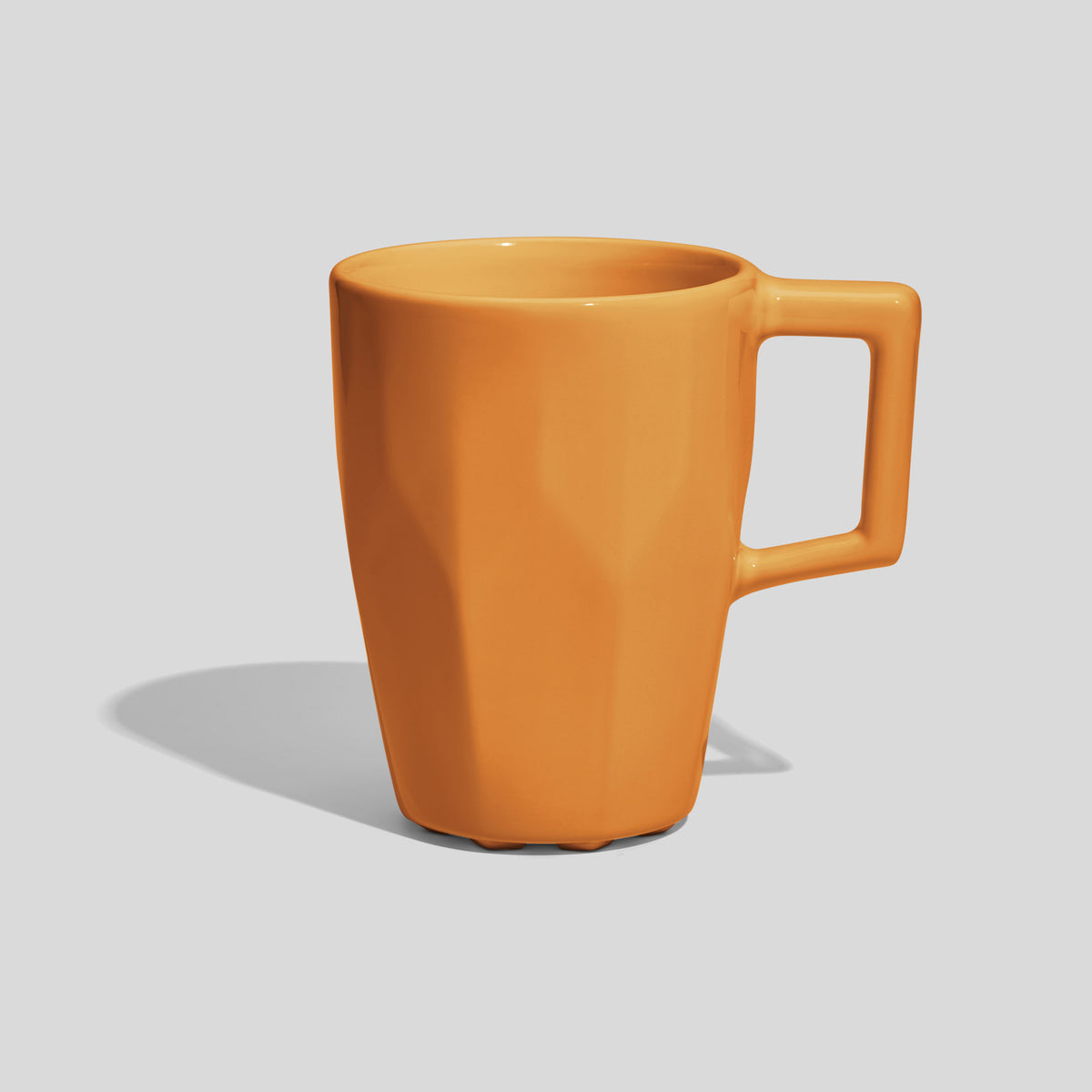 Facettierte Keramiktasse 320 ml mit Rechteckgriff – Senfgelb
