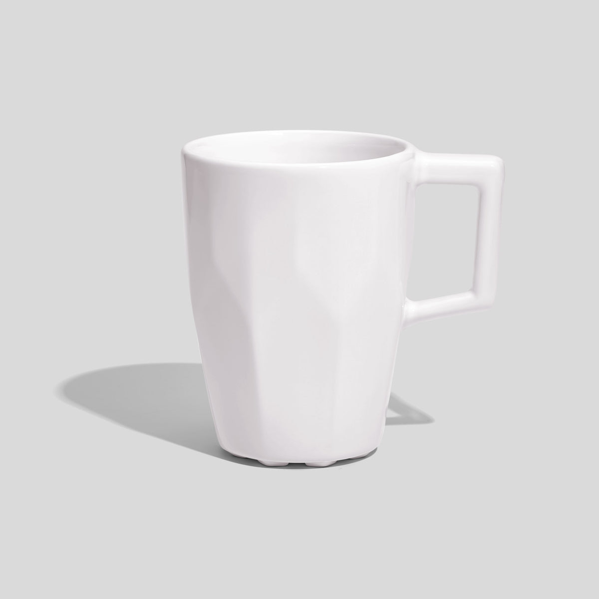 Facettierte Keramiktasse 320 ml mit Rechteckgriff – Weiß