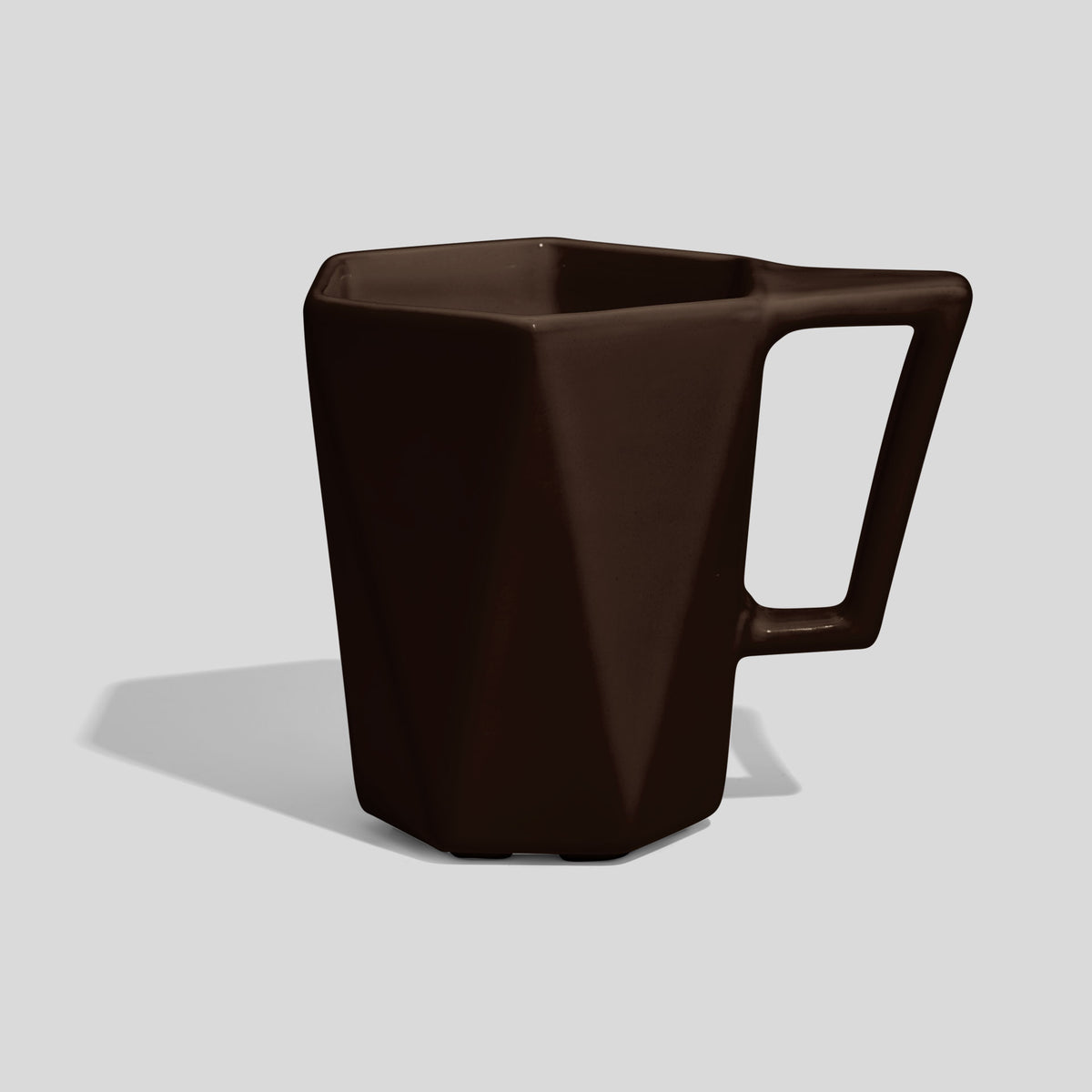 Facettierte Keramiktasse 350 ml mit Trapezhenkel – Dunkelbraun