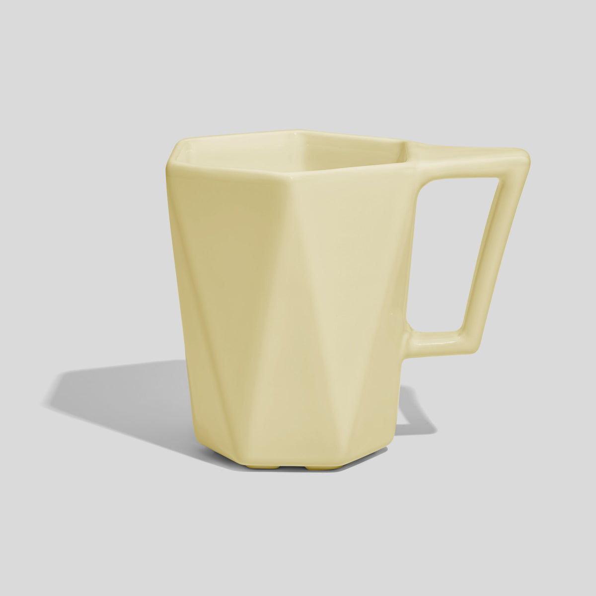 Facettierte Keramiktasse 350 ml mit Trapezhenkel – Ecru