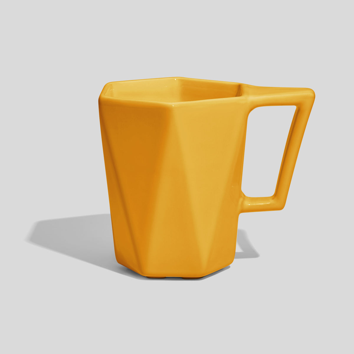 Facettierte Keramiktasse 350 ml mit Trapezhenkel – Gelb