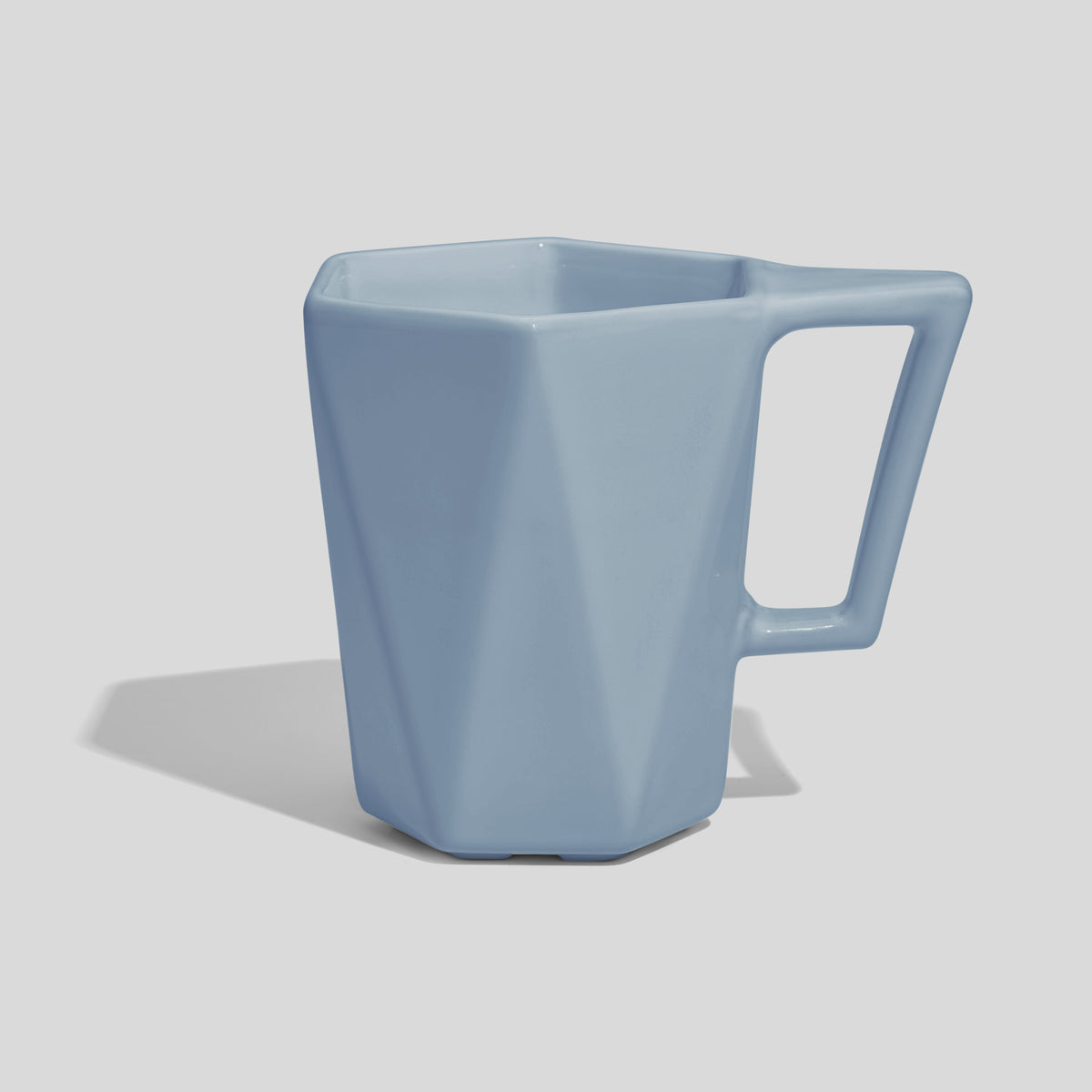 Facettierte Keramiktasse 350 ml mit Trapezhenkel – Hellblau