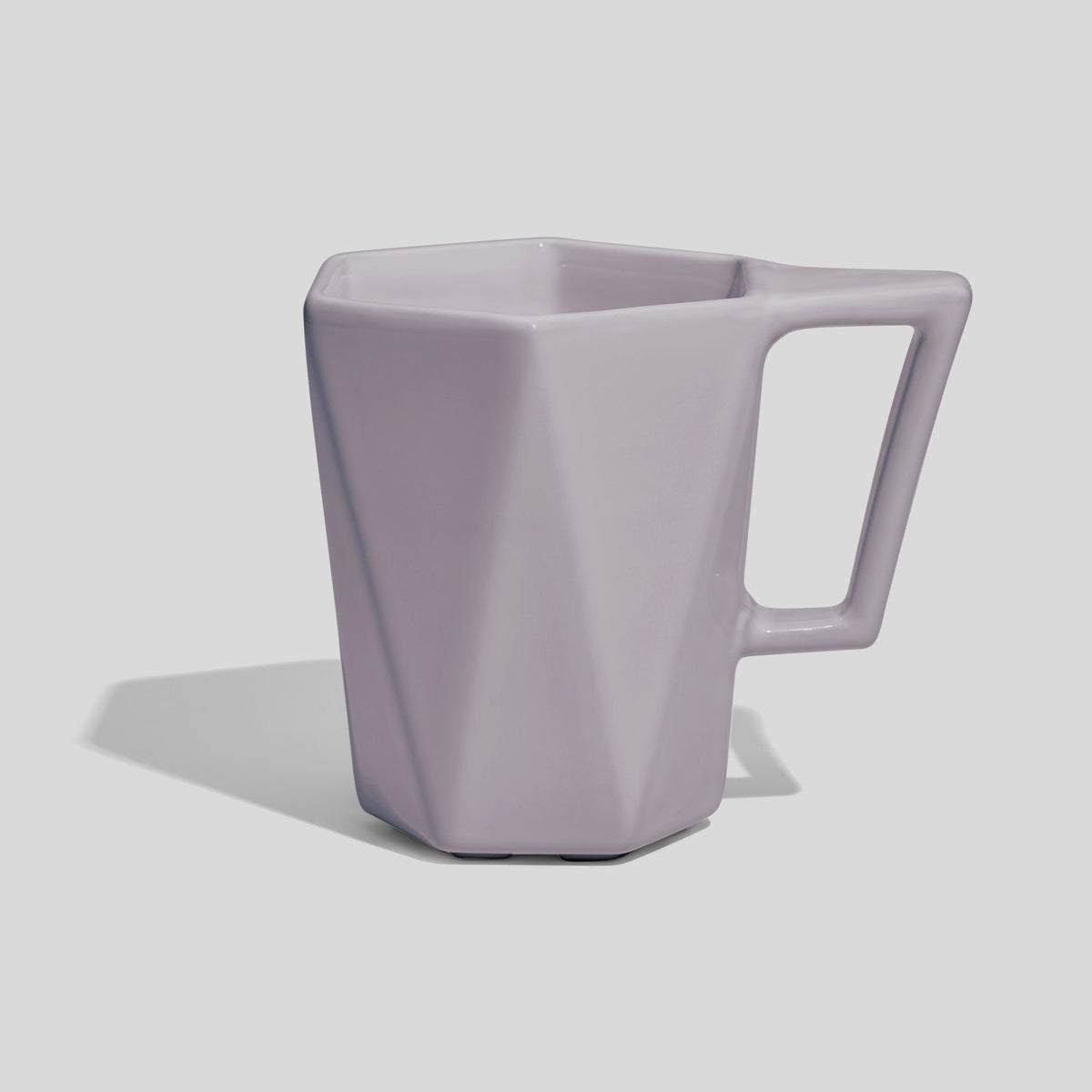 Facettierte Keramiktasse 350 ml mit Trapezhenkel – Hellgrau