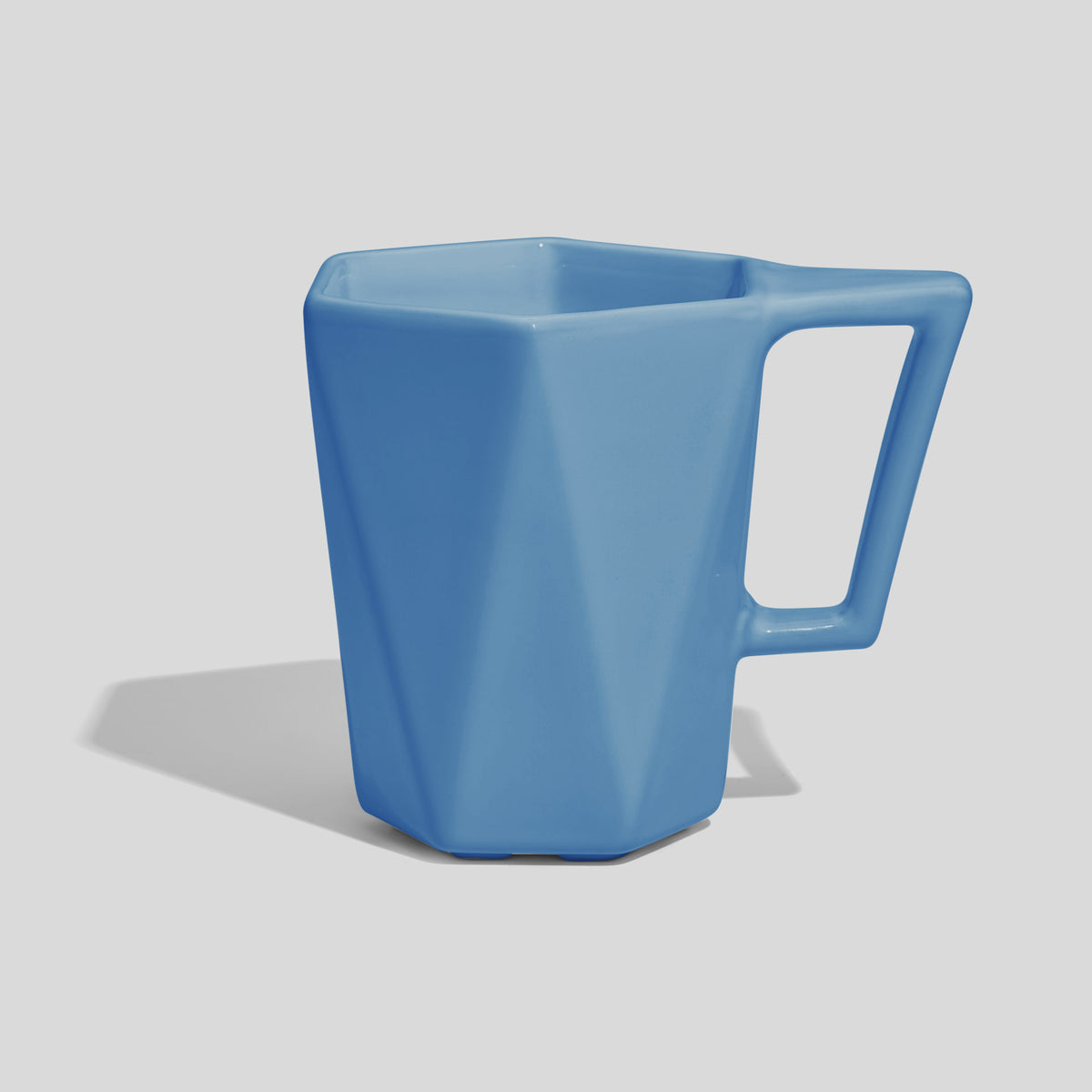 Facettierte Keramiktasse 350 ml mit Trapezhenkel – Himmelblau