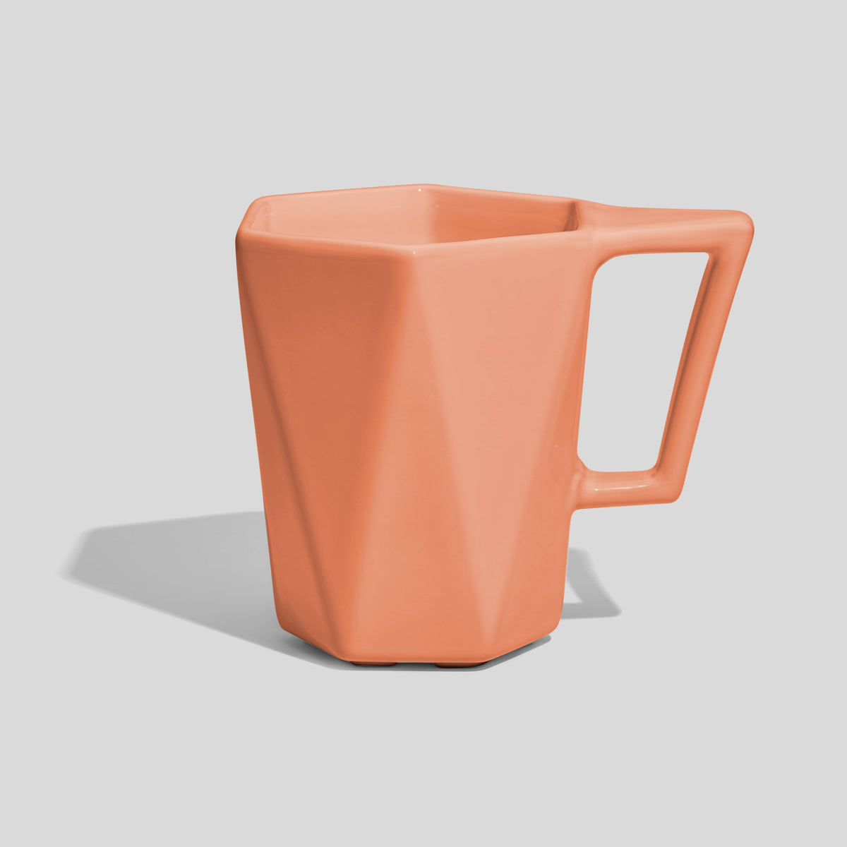 Facettierte Keramiktasse 350 ml mit Trapezhenkel – Lachs
