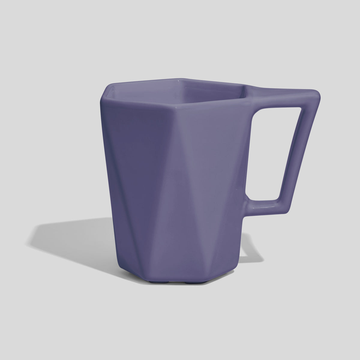 Facettierte Keramiktasse 350 ml mit Trapezhenkel – Lavendel