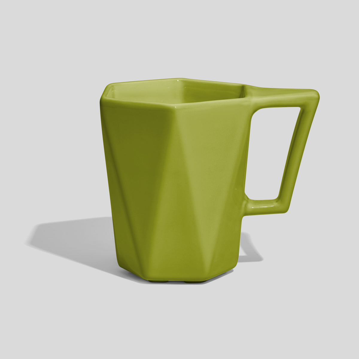 Facettierte Keramiktasse 350 ml mit Trapezhenkel – Limettengrün