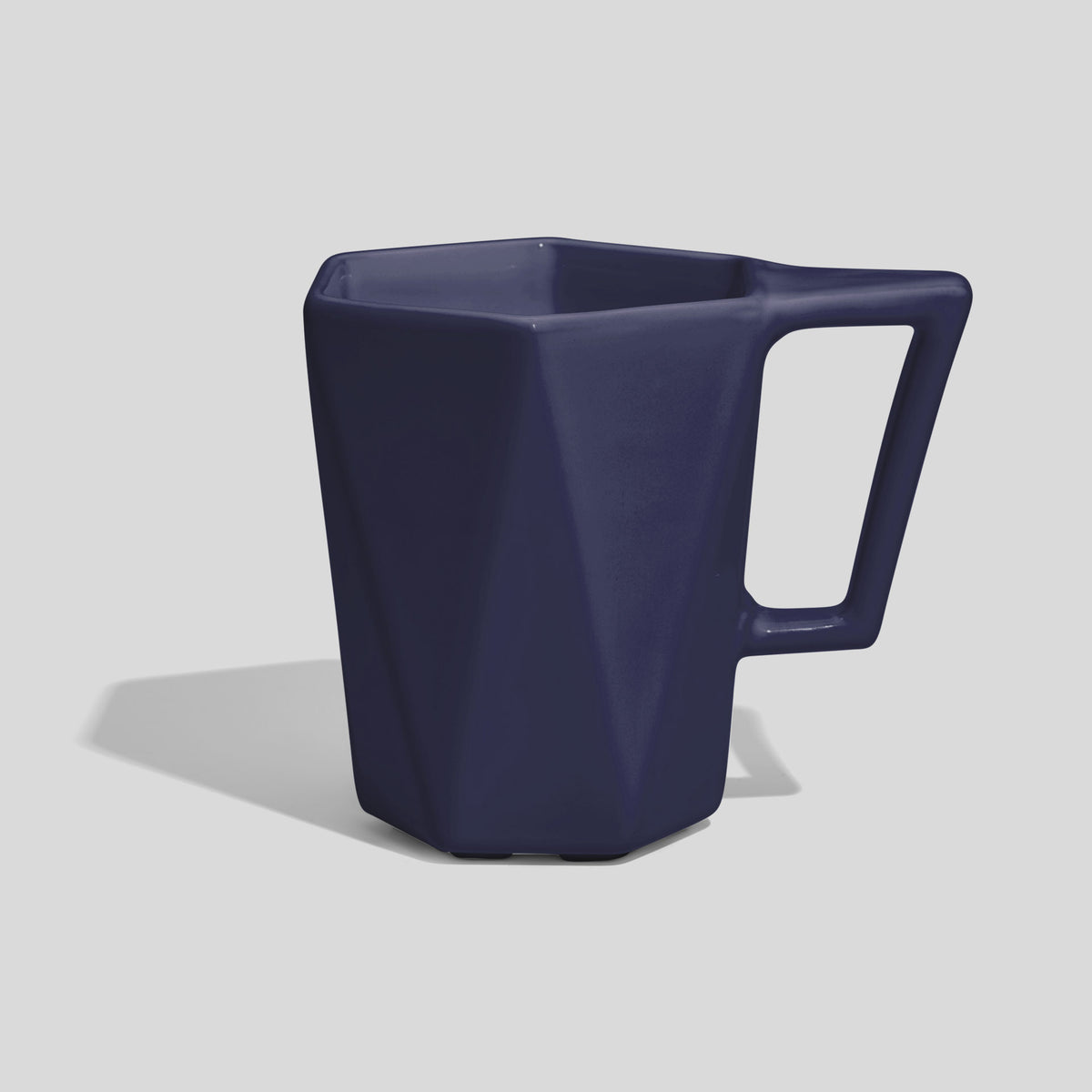 Facettierte Keramiktasse 350 ml mit Trapezhenkel – Marineblau