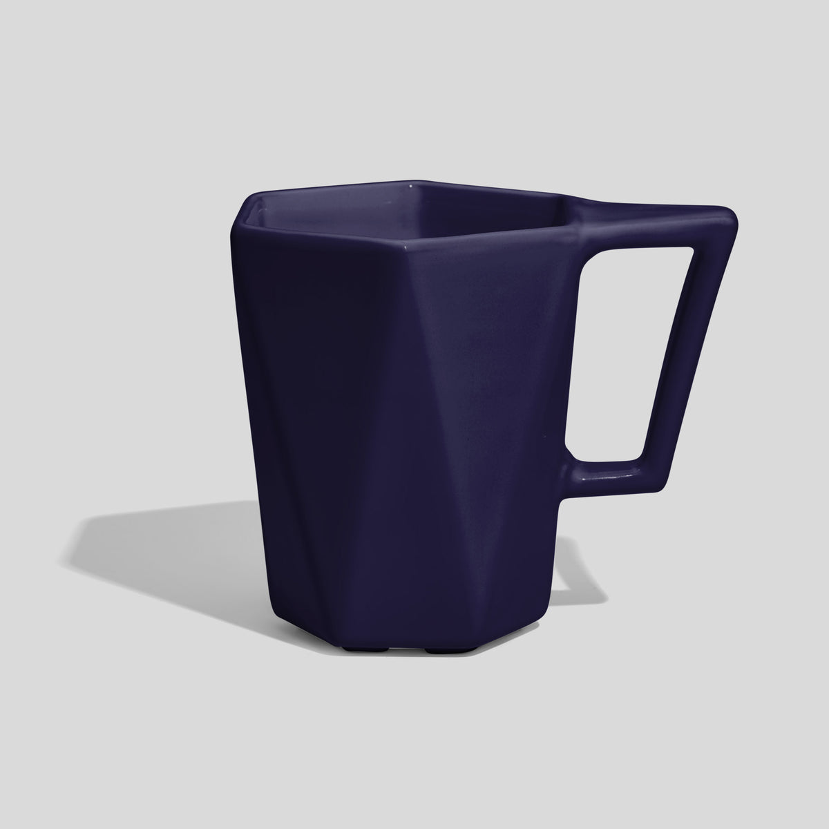Facettierte Keramiktasse 350 ml mit Trapezhenkel – Nachtblau