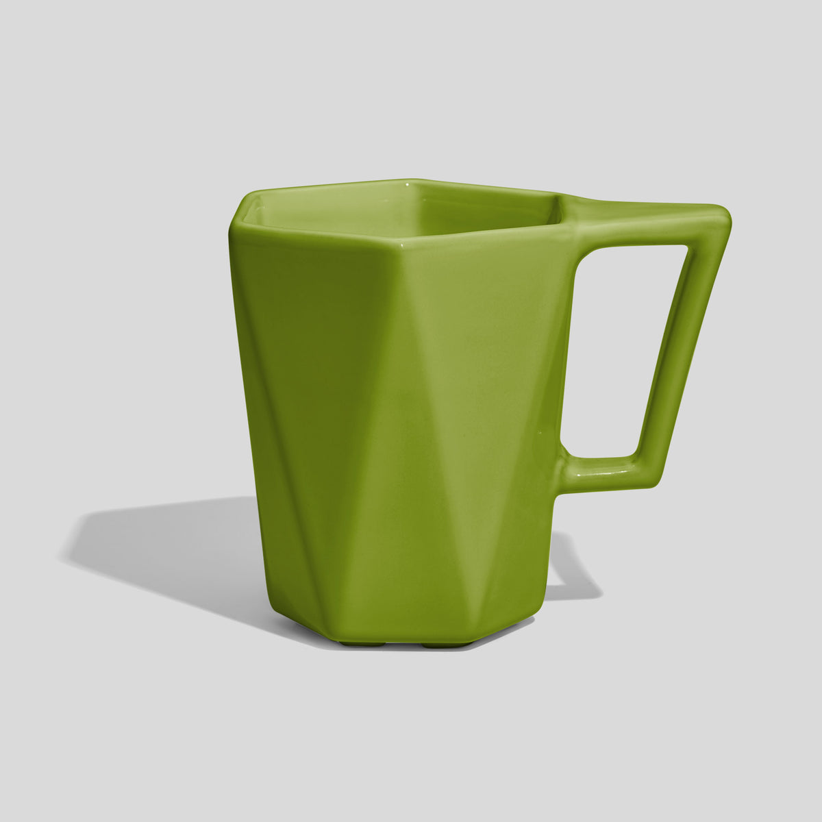 Facettierte Keramiktasse 350 ml mit Trapezhenkel – Olivgrün