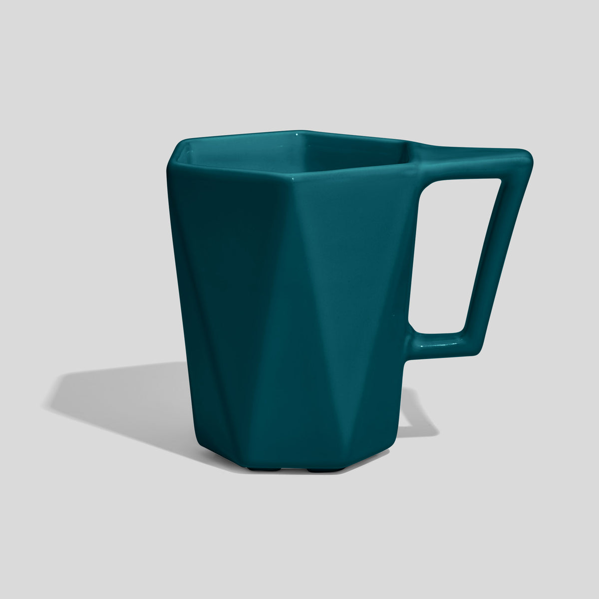 Facettierte Keramiktasse 350 ml mit Trapezhenkel – Petrol