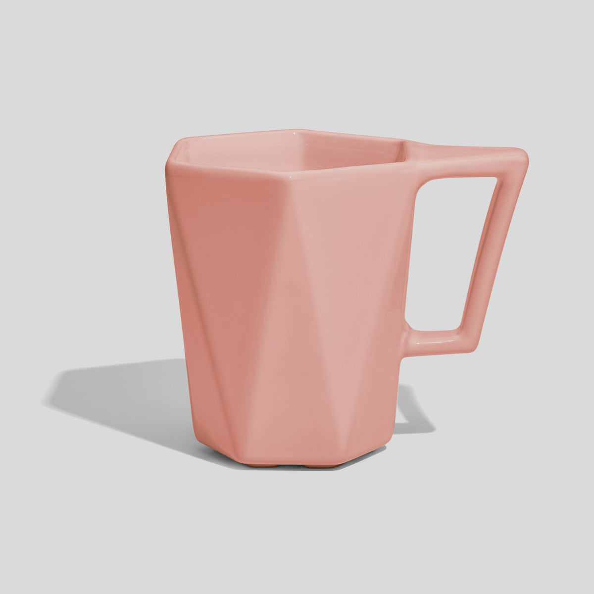 Facettierte Keramiktasse 350 ml mit Trapezhenkel – Rosa