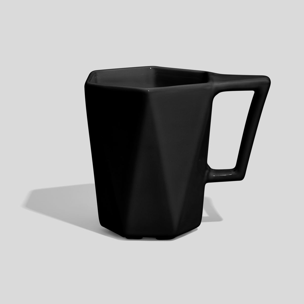 Facettierte Keramiktasse 350 ml mit Trapezhenkel – Schwarz