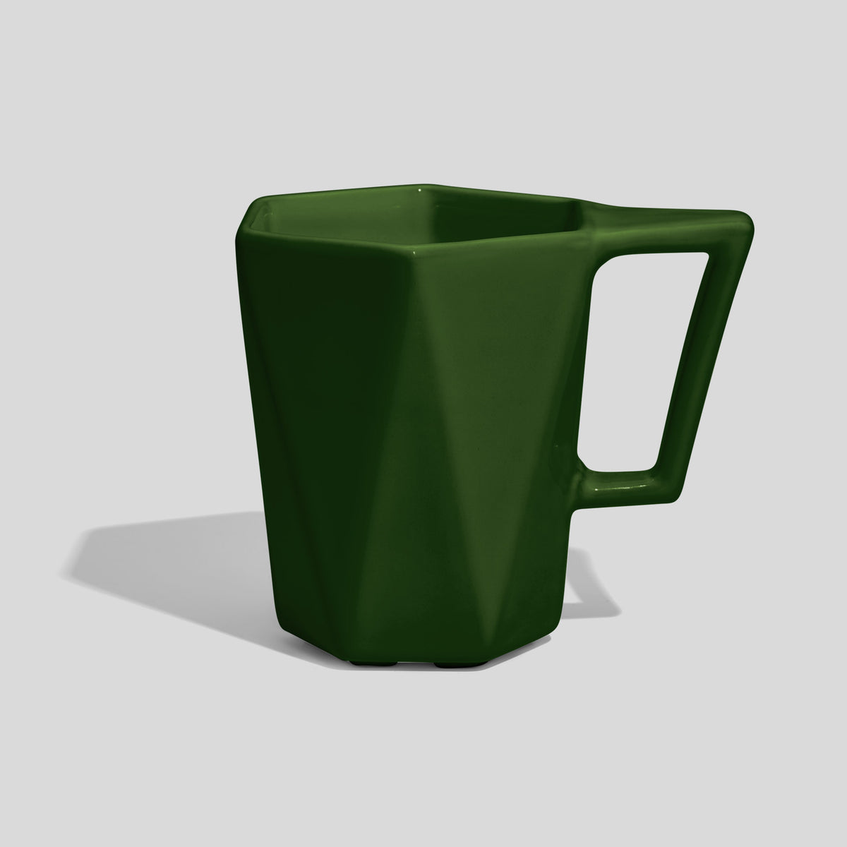 Facettierte Keramiktasse 350 ml mit Trapezhenkel – Tannengrün