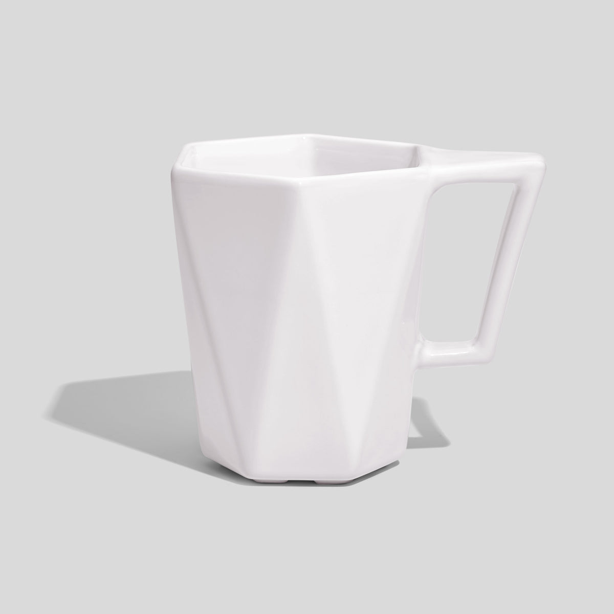 Facettierte Keramiktasse 350 ml mit Trapezhenkel – Weiß