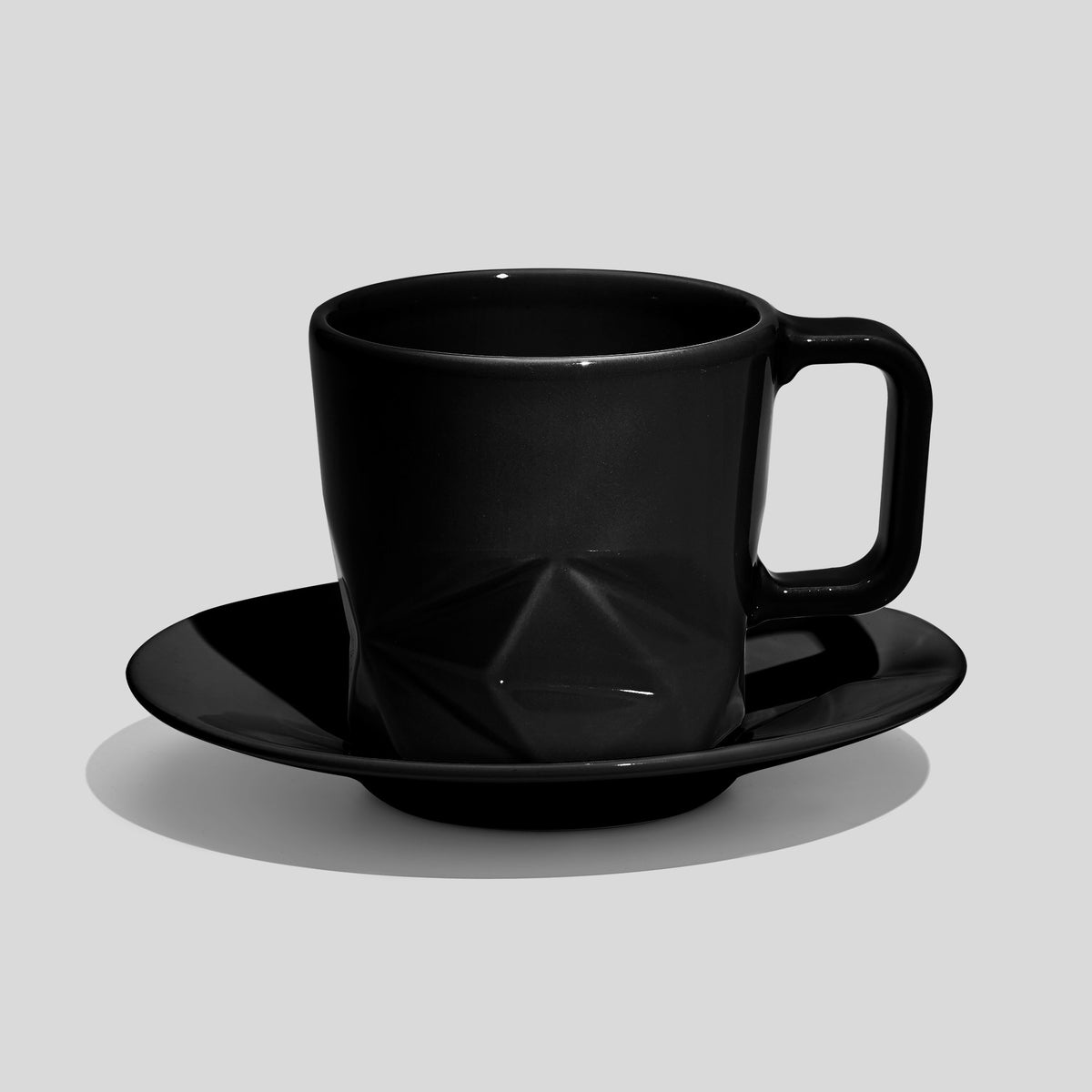 Facettierte Tasse mit Untertasse 200 ml – Schwarz