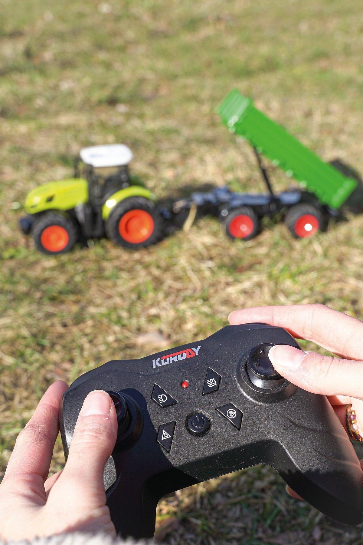 Ferngesteuerter Traktor mit Kippanhänger 1:24 – weitere Ansicht