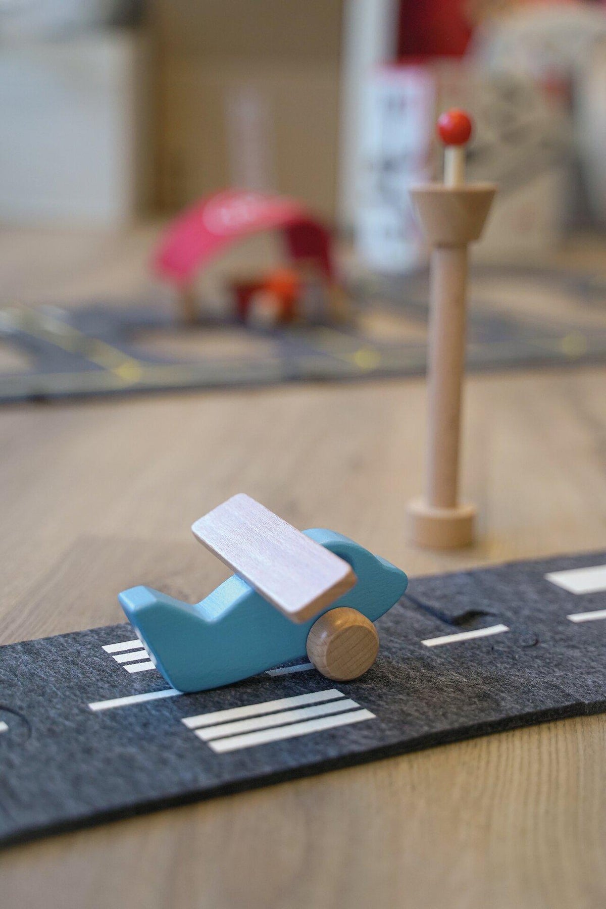 Flughafen Spielset gokiAir aus Holz und Filz – weitere Ansicht