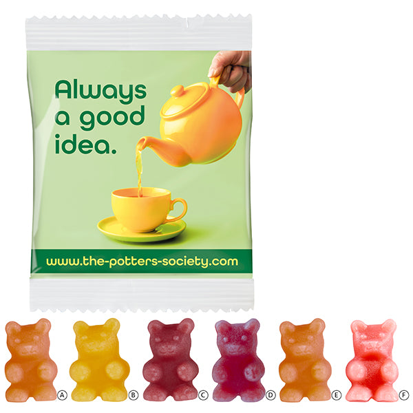 Fruchtgummi mit Teeextrakt in der Tasse mit heißem Wasser