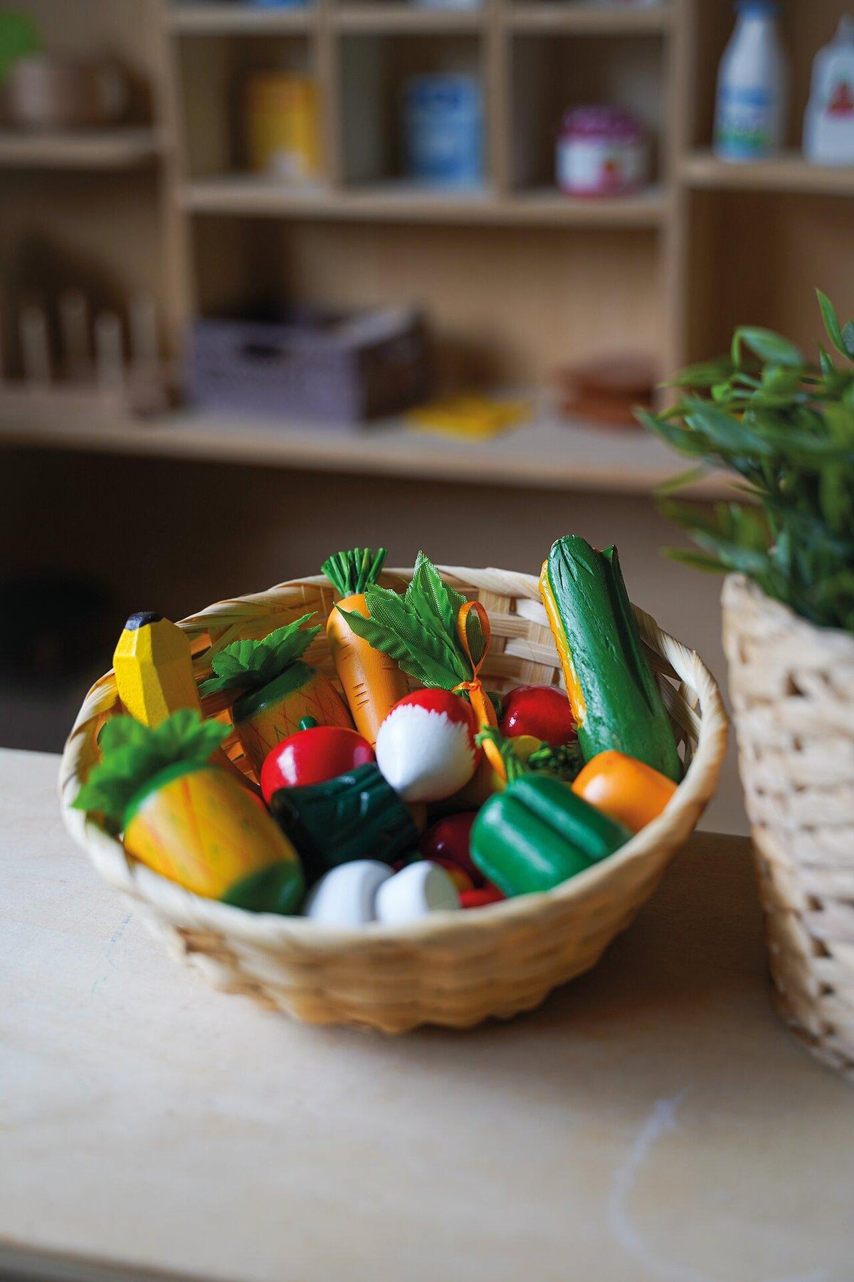 Fruchtkorb mit 21 Teilen Obst und Gemüse von goki – Seitenansicht
