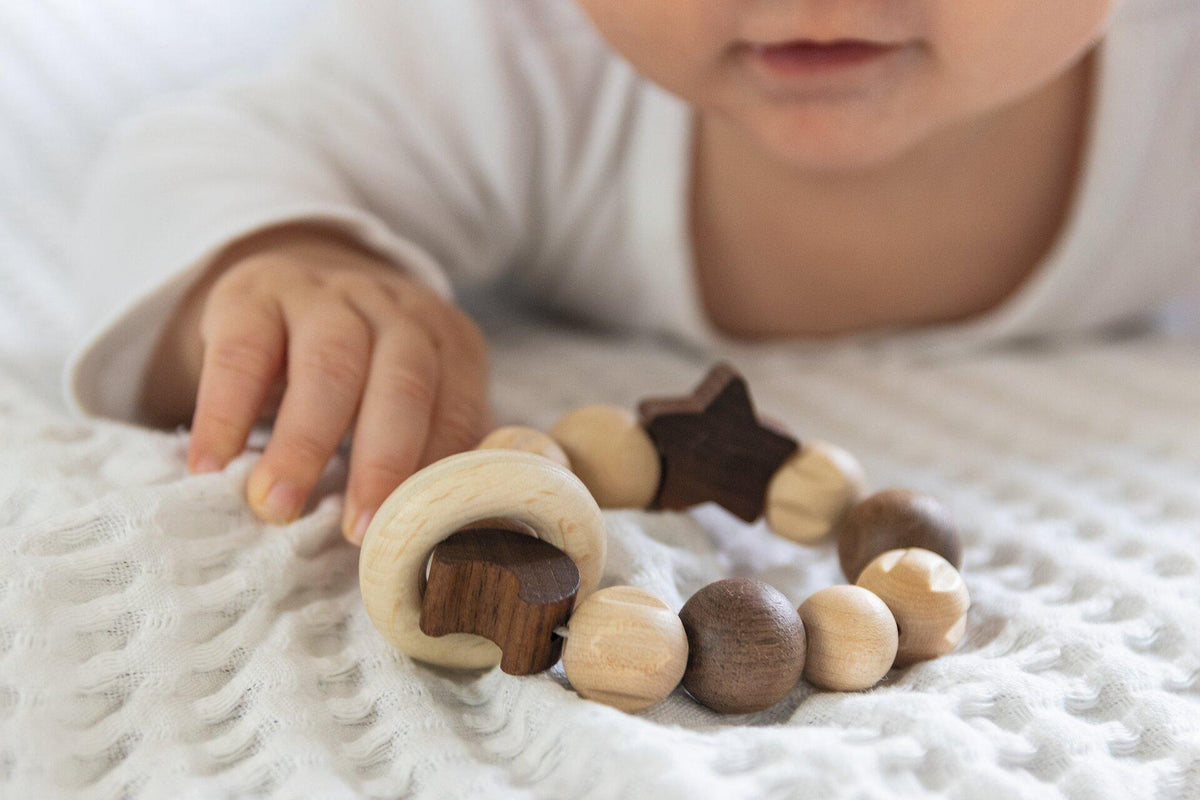 Greifling Mond und Stern aus hellem und dunklem Holz – Detailansicht