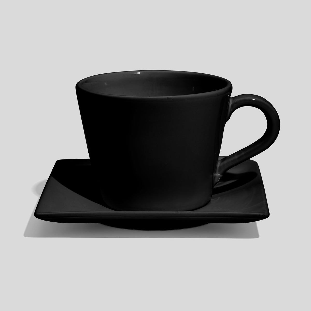 Große Tasse in Kegelform mit quadratischer Untertasse 520 ml – Schwarz