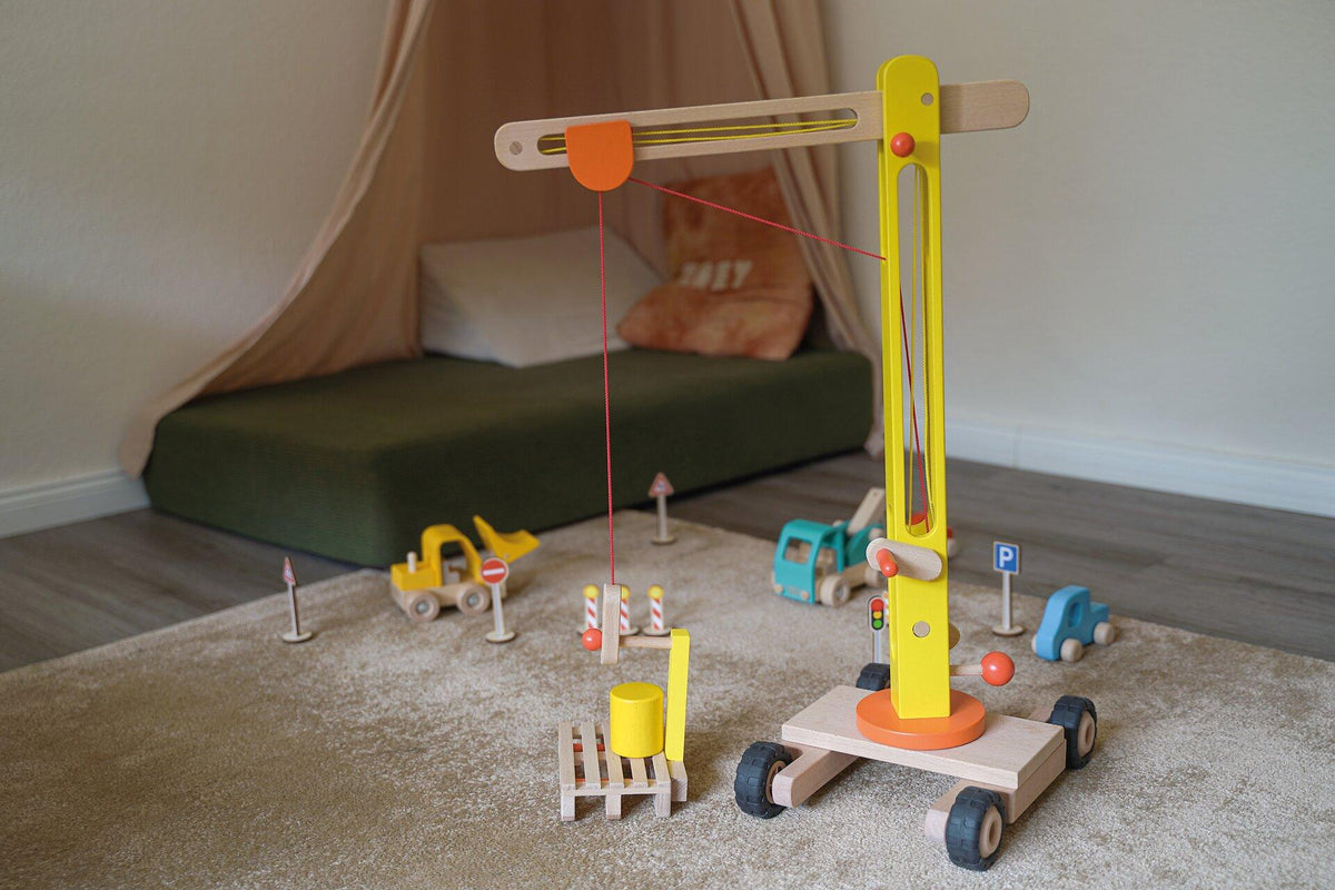 Großer Drehkran aus Holz mit Palette und Fahrgestell – Schrägansicht